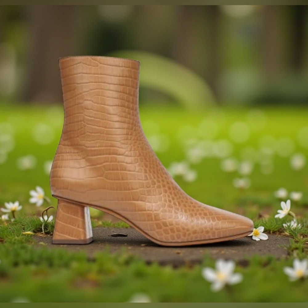 Vince Koren Croc-Embossed Leather Ankle Boots Size 11M Tan Brand new